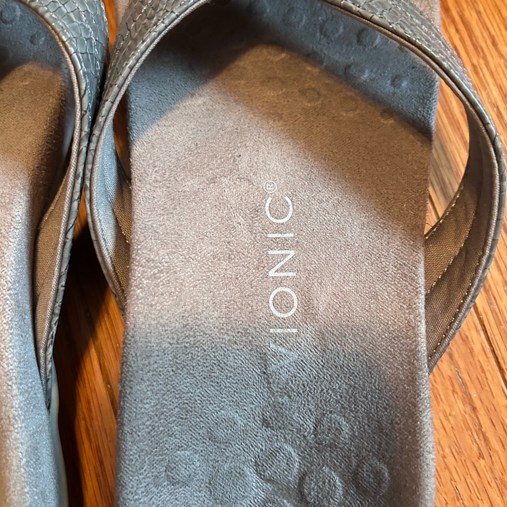 Vionic gray flip flops - Picture 2 of 5